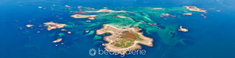 Archipel des Glénan vu du ciel, eaux turquoise et îlots, photographie d'art panoramique