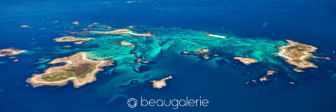 Vue aérienne panoramique de l'archipel des Glénan, lagons turquoise, photographie d'art panoramique