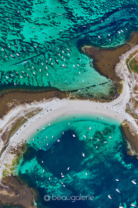 Le tombolo de l'île Saint-Nicolas dans l'archipel des Glénan, vue aérienne, photographie d'art