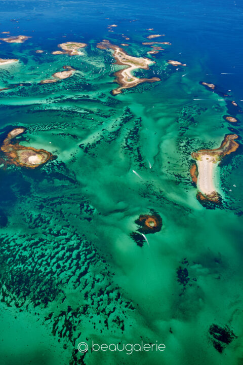 Le vert turquoise de l'archipel des Glénan, vue aérienne, format standard, photographie d'art