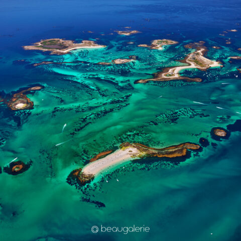 Fonds marins turquoises de l'Archipel de Glénan, vue aérienne, format carré, photographie d'art