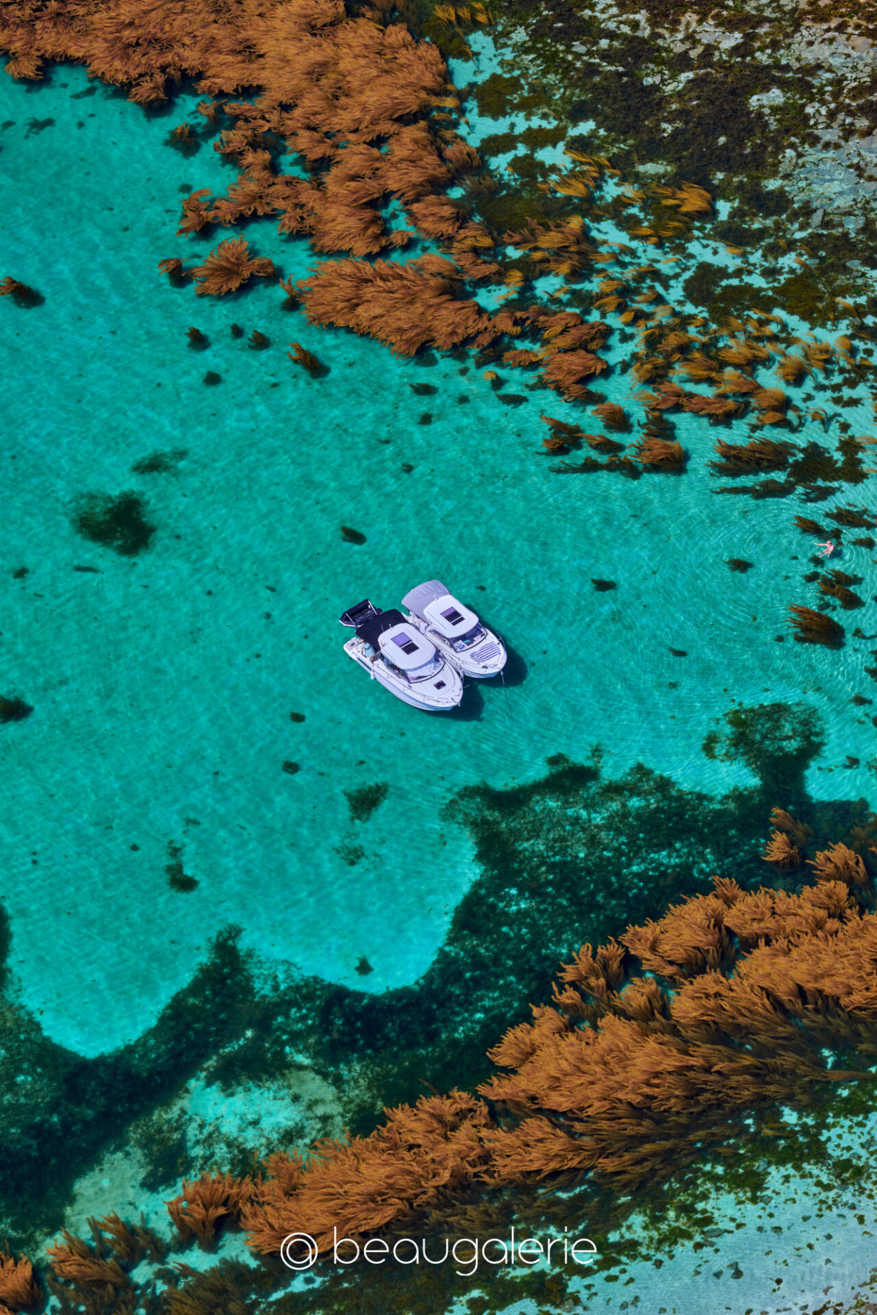 Lagon turquoise des Glénan avec deux vedettes au repos Le lagon turquoise des Glénan , eau cristalline et deux bateaux immobiles, photographie d'art