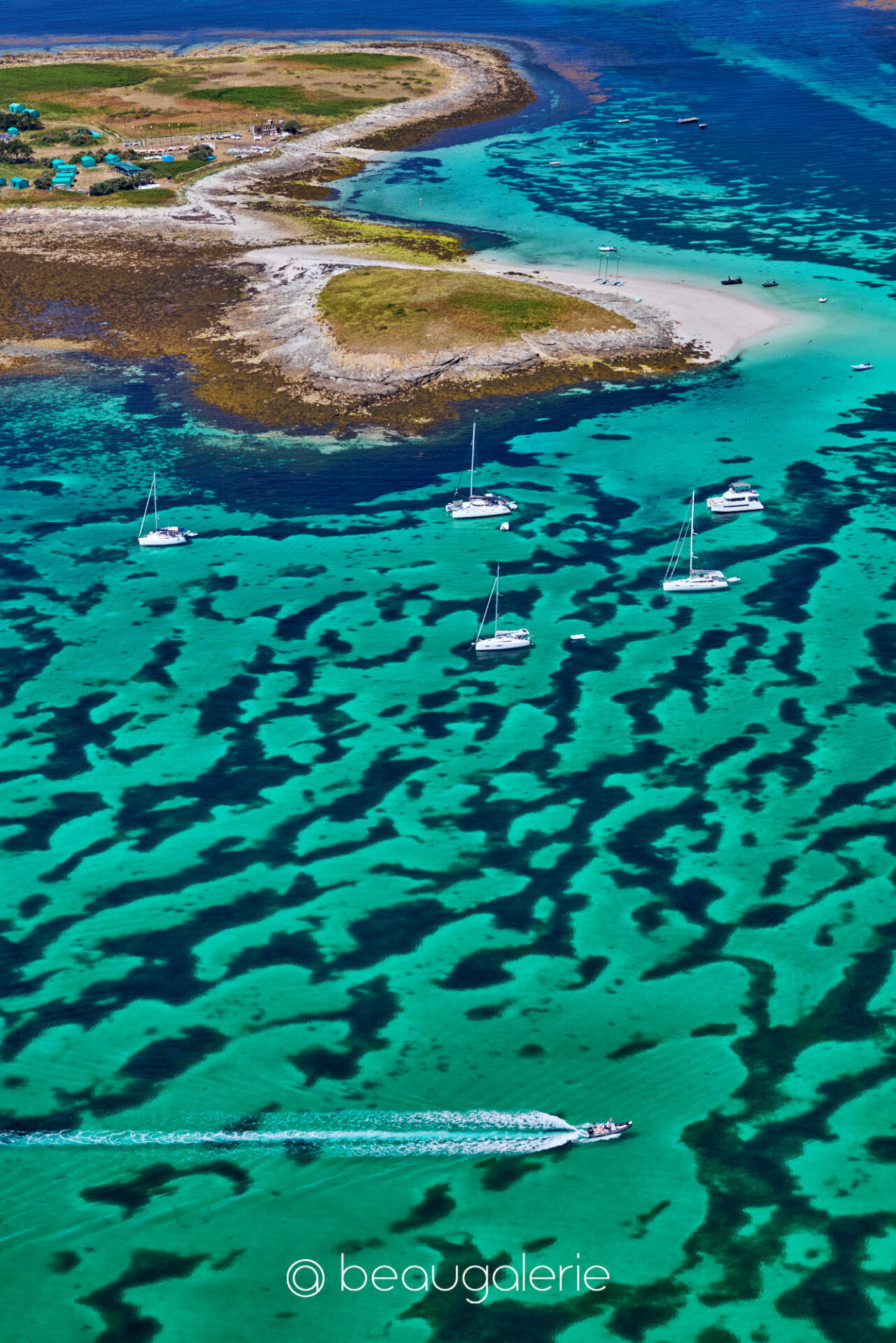 navigation aux Glénan devant l'île de Drenec navigation aux Glénan île Drenec turquoise voiliers lagon photographie d'art
