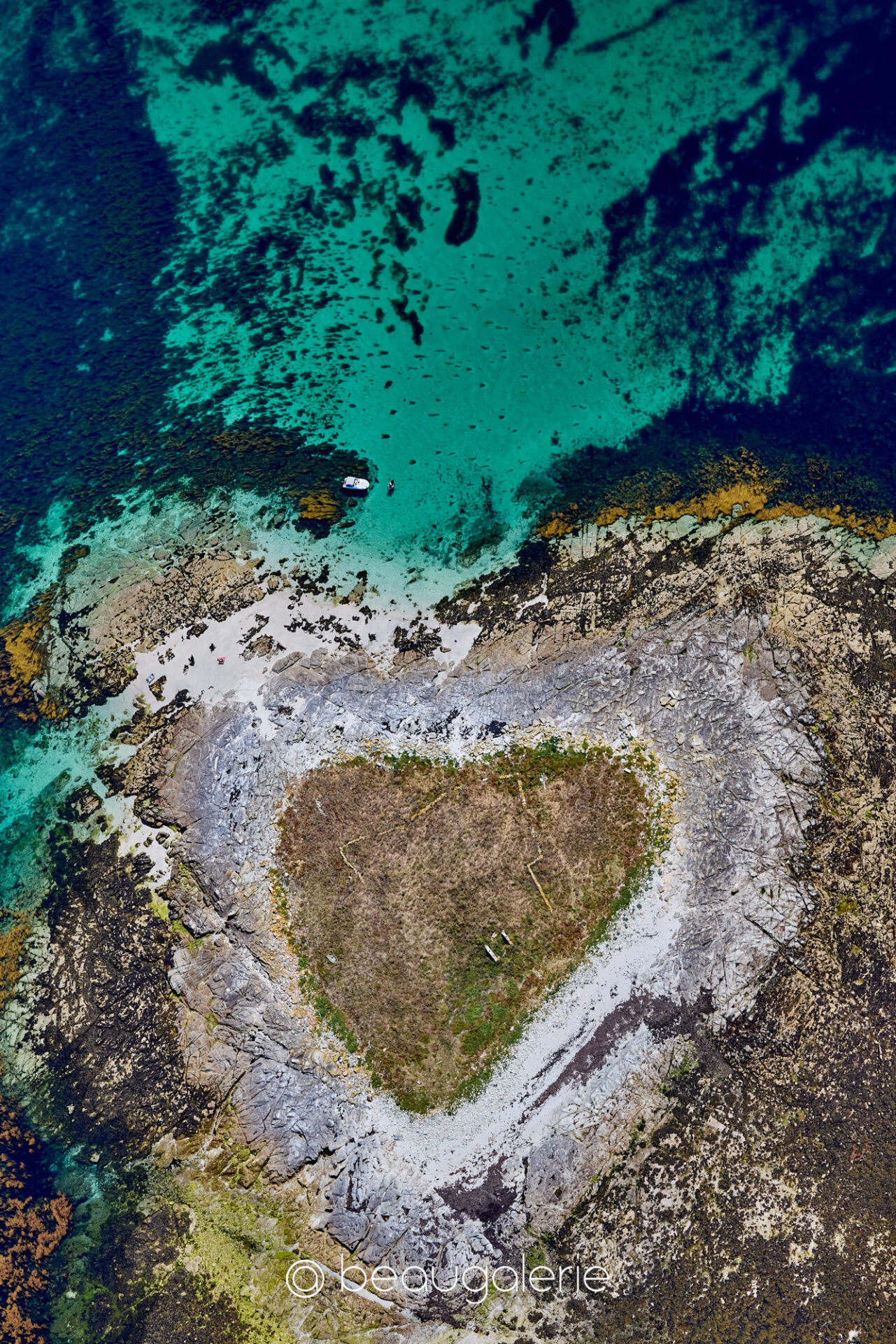 île cœur naturelle dans les Glénan vue du ciel ile coeur glenan photographie aerienne eau turquoise rochers