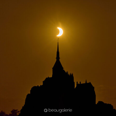 Éclipse solaire Mont Saint-Michel, croissant lumineux au-dessus de l'archange, format carré, photographie d'art
