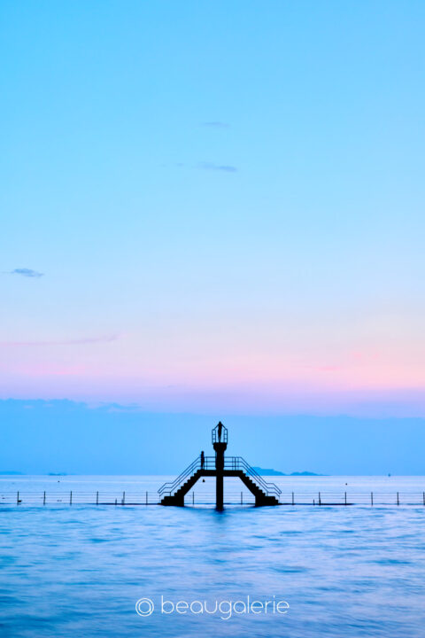 Silhouette plongeoir piscine de Bon Secours Saint-Malo au crépuscule, format standard, photographie d'art