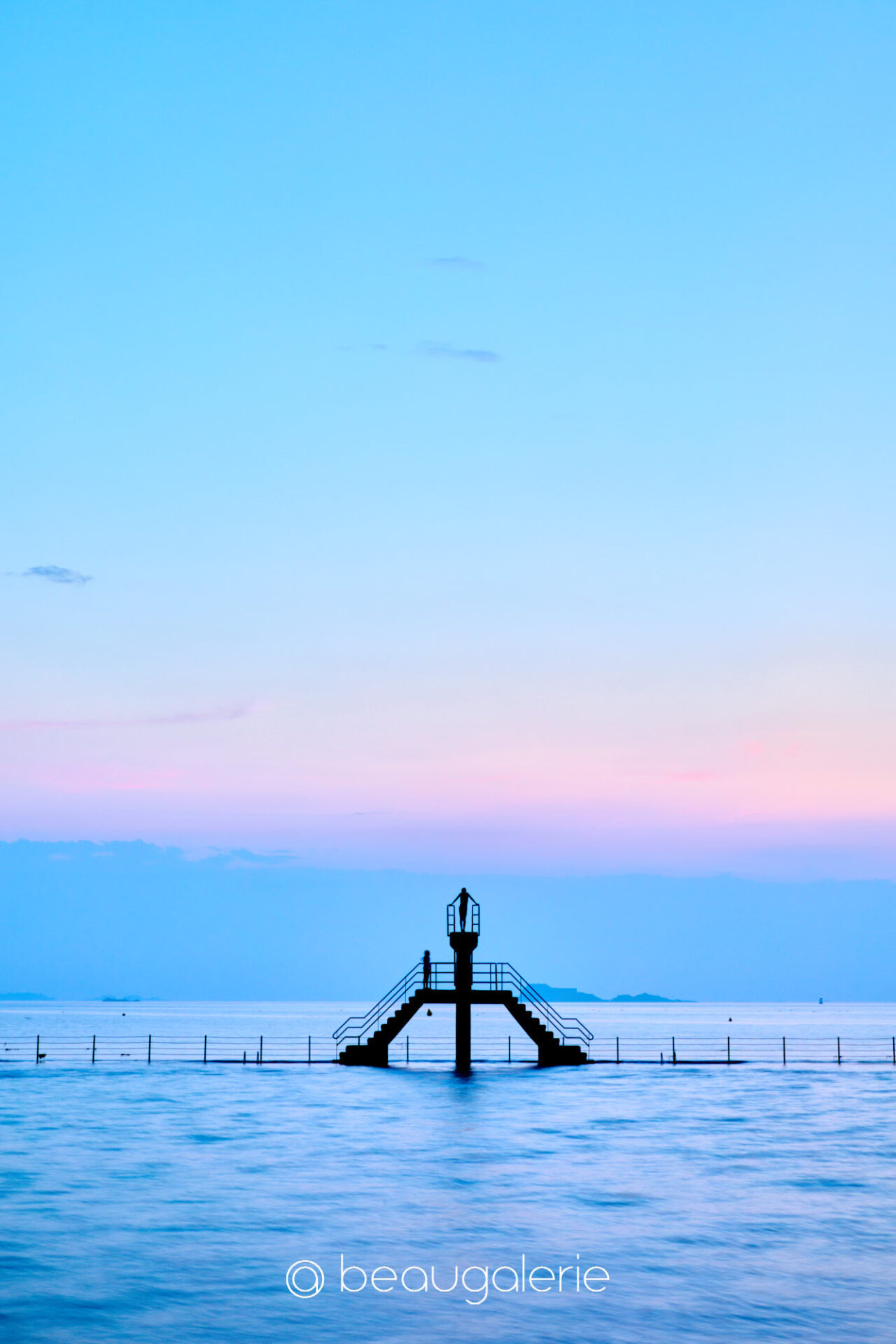 Silhouette sur le plongeoir de la piscine de Bon Secours à Saint-Malo Silhouette plongeoir piscine de Bon Secours Saint-Malo au crépuscule, format standard, photographie d'art