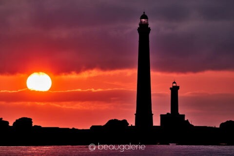 Le phare de l'île Vierge entre feu et ombre, silhouette au couchant, format standard, photographie d'art